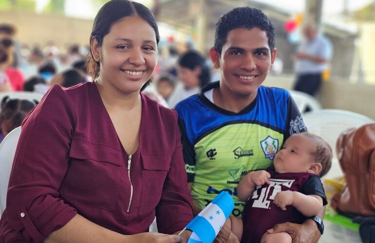 madre padre y recién nacido