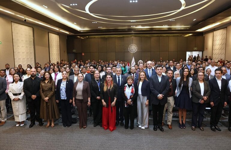 Foto grupal de participantes y autoridades que inauguraron el taller de capacitación en promoción de entornos seguros y prevención social de la violencia