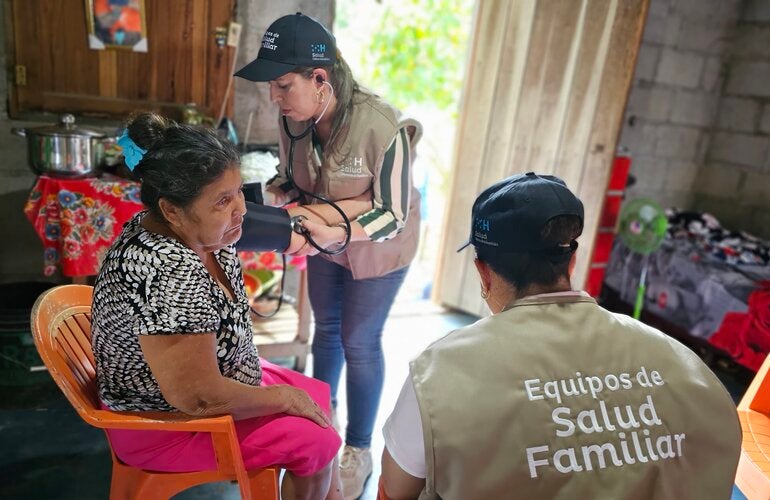 Equipo ESFAM atiende a paciente en la comunidad