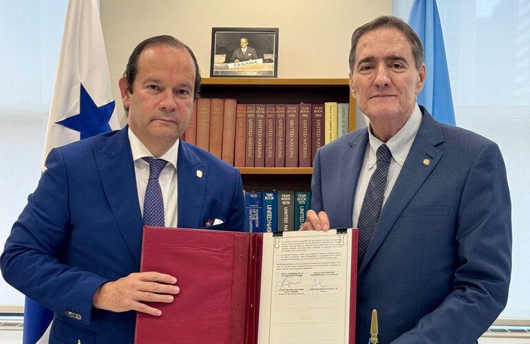 Director de la OPS, doctor Jarbas Barbosa, y el Ministro de Relaciones Exteriores de Panamá, Javier Martínez-Acha Vásquez, firmaron hoy en Nueva York una actualización del Convenio Básico entre ambas partes.