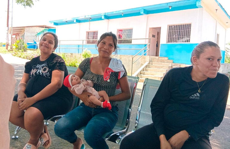 Todas las comunidades cercanas se atienden en el consultorio popular de Piacoa (al fondo)