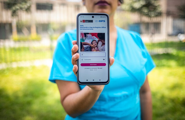 Enfermera muestra la pantalla de inicio del aplicativo de registro offline de vacunas