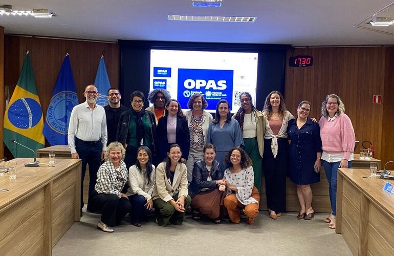 Registro fotográfico dos participantes da Oficina realizada pela BIREME na OPAS Brasil, no dia  23 de julho de 2025, para validação de resultados parciais do projeto Ajudas Decisionais.