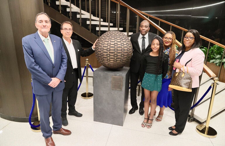 Dr. Barbosa, artista y familiares de la doctora Etienne