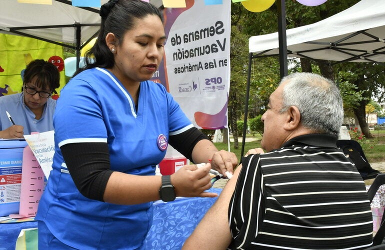 Foto de un momento de aplicación de una vacuna