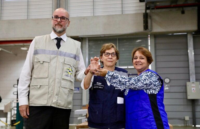 Membros da Anvisa, Ministério da Saúde e OPAS seguram frasco do fomepizol