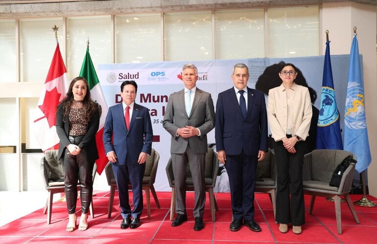 Personas titulares de instituciones posando para la foto en el marco del Día Mundial Contra la Polio