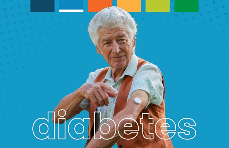 Hombre con dispositivo de diabetes