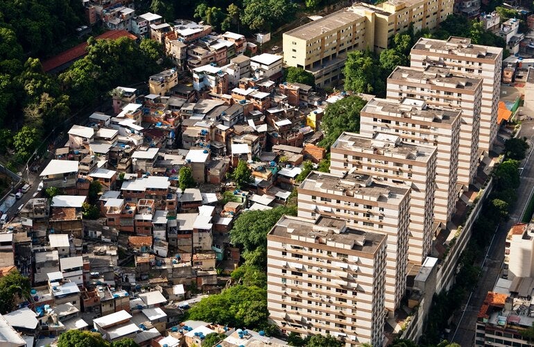 Bloques de viviendas junto a favelas