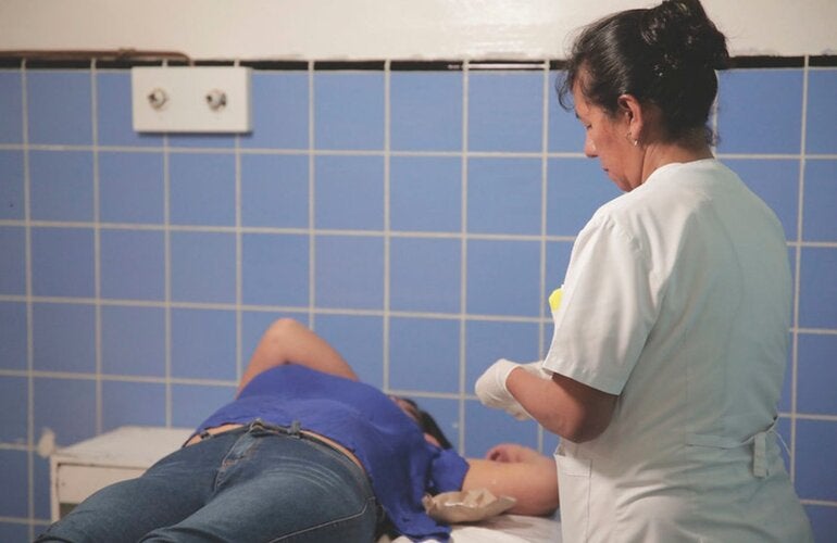 Enfermera con mujer en servicio de salud