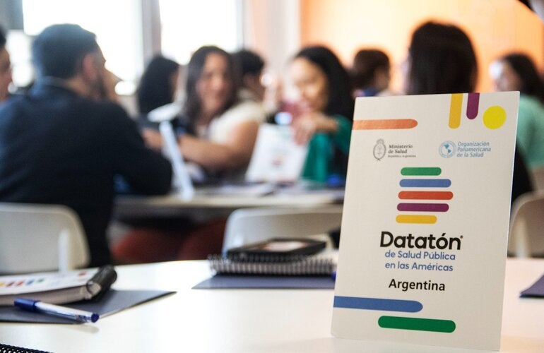 cartel que identifica al Datatón de Salud Pública en las Américas en Argentina 2025