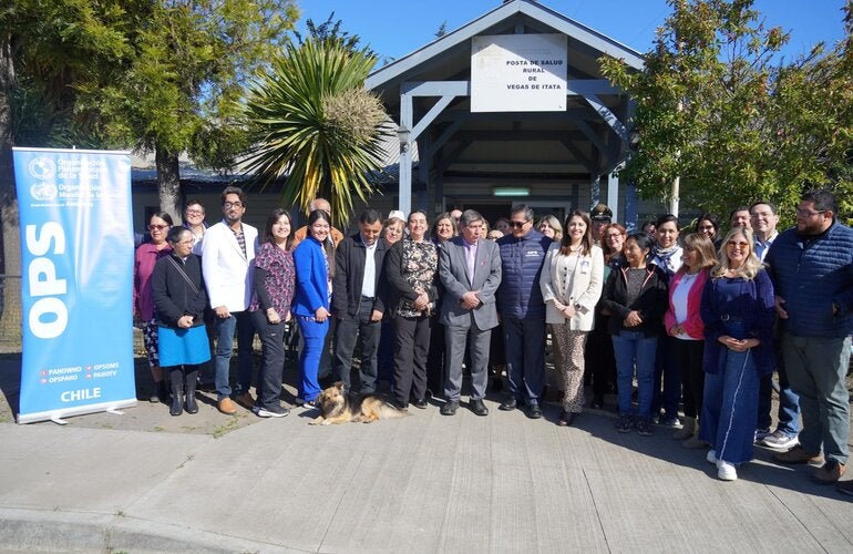 La primera actividad se desarrolló en la Posta Rural Vegas de Itata, hasta donde llegó el Dr. Escalante y la asesora en Sistemas y Servicios de Salud, Lic. Carina Vance, junto a representantes del Servicio de Salud Ñuble y del Departamento de Salud Municipal de Coelemu; oportunidad que se sostuvo un diálogo directo con el equipo de salud y la comunidad local.