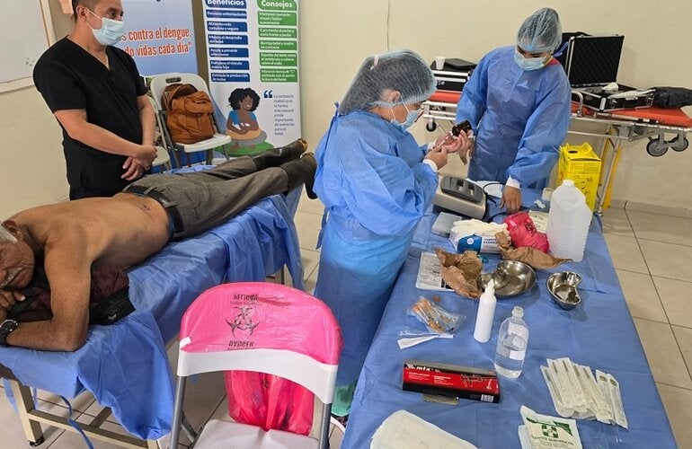 personal entrenado realiza crioterapia en pacientes