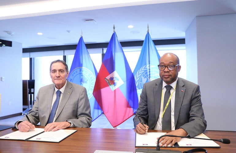 Signature Country Cooperation Strategy Haiti with Minister of Health Dr. Betrand Sinal.  Photo: PAHO/WHO Karina Zambrana