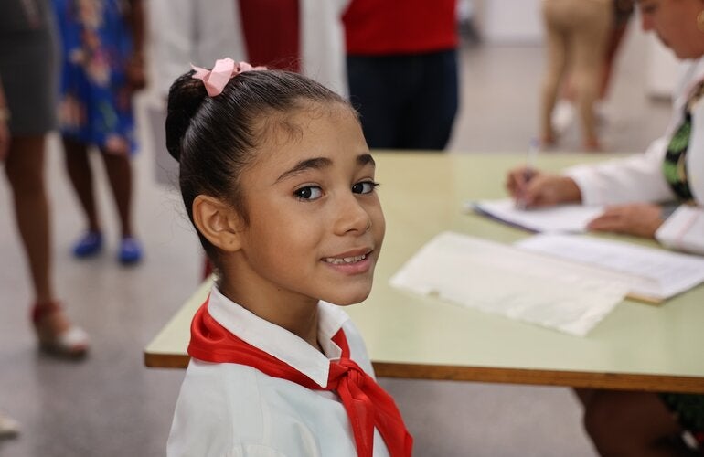 Primera niña vacuna contra VPH en escuela Rafael María de Mendive, La Habana, Cuba.