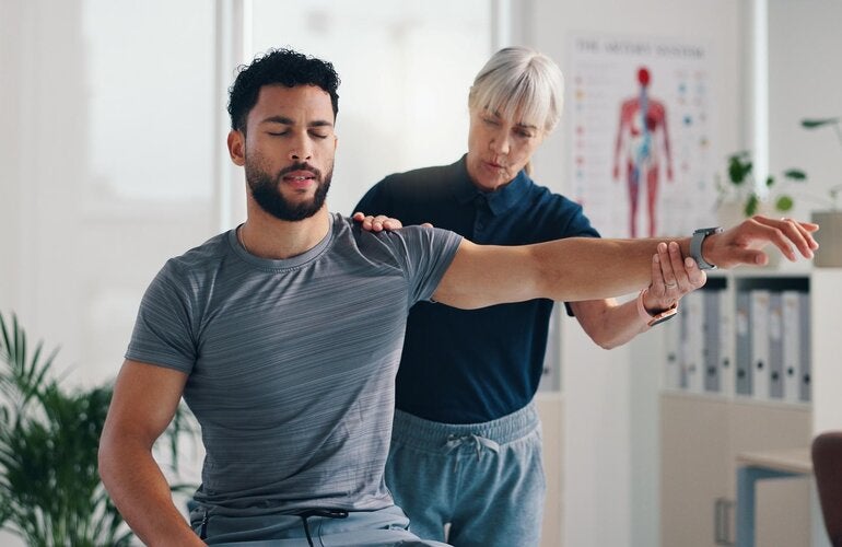 Brazo elástico, fisioterapia y consulta al paciente por problemas, inflamación o artritis. Persona, quiropráctico y ejercicio para dolor de lesión, rehabilitación y recuperación del músculo articular