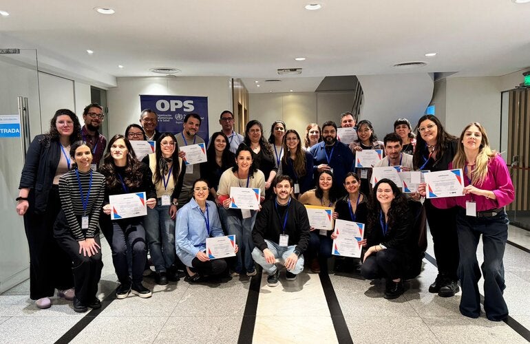 Foto de los participantes con los certificados