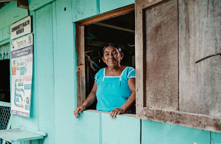 Mujer posa en marco de la ventana