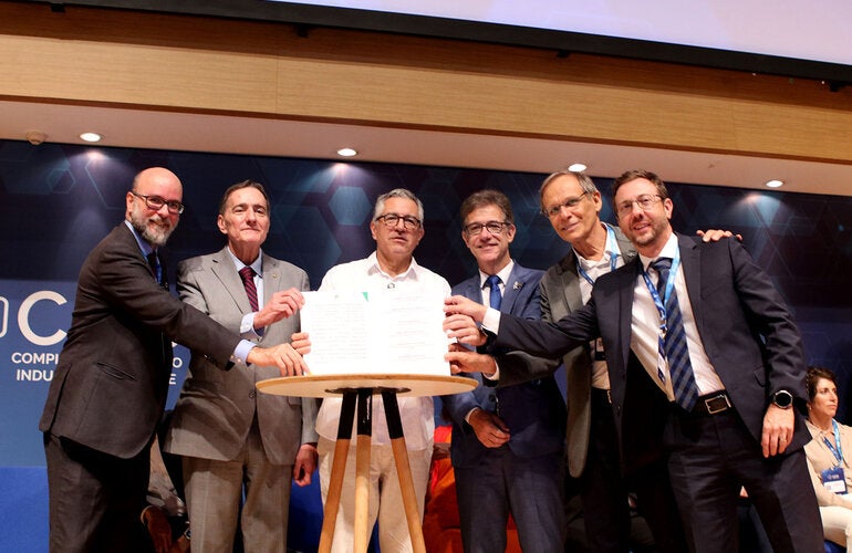 Autoridades seguram documento assinado