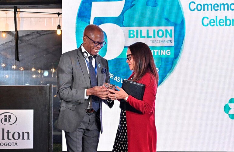 Dra. Aida Recibiendo reconocimiento eliminacion de la oncocercosis