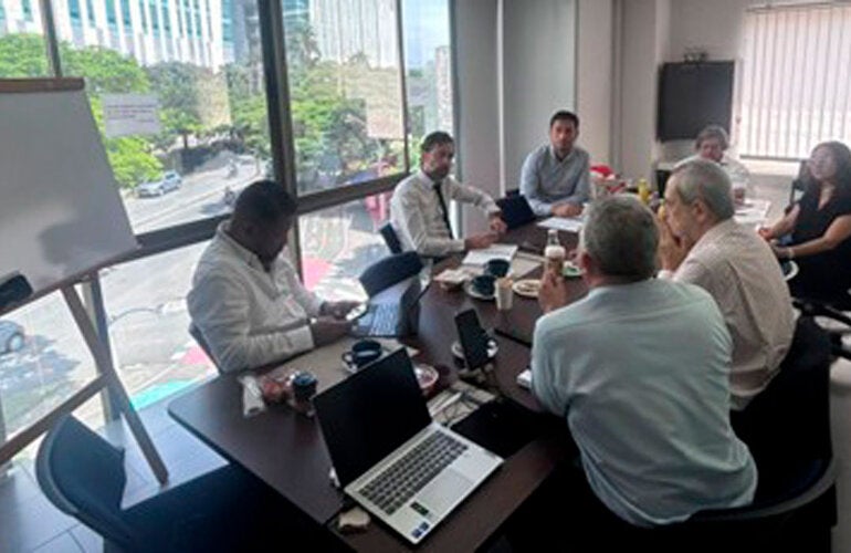 Grupo en reunion de Transformacion de redes publicas