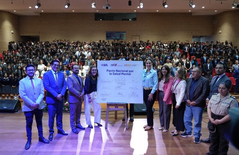 Autoridades junto a la firma simbólica del Pacto Nacional para la Salud Mental en Ecuador