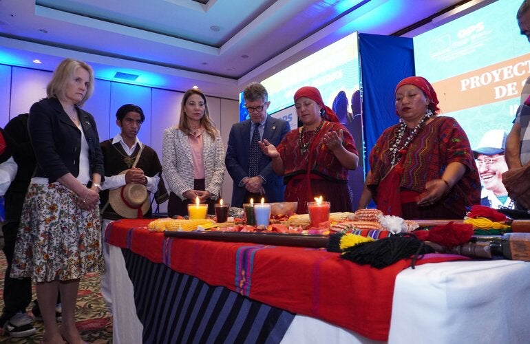 La embajadora de la UE, la representante de OPS y el ministro de salud invocan la energía del día con líderes ancestrales