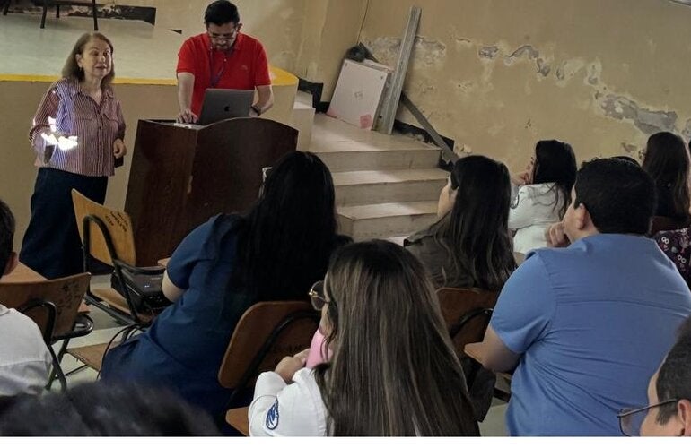 capacitación sobre dengue en UCI