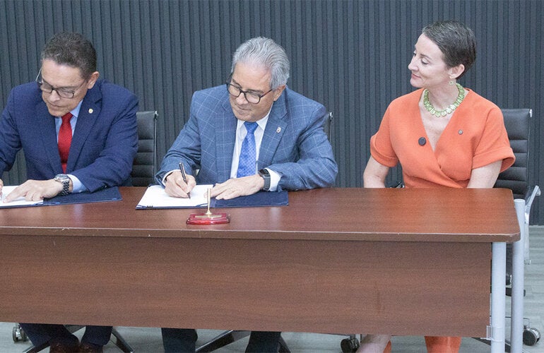 Photograph of the signing ceremony, held in the Lobby Auditorium of the Ministry of Health, capture this intersectoral effort. Dr. Fernando Boyd-Galindo, Minister of Health, and Mr. Frank Ábrego, Minister of Security, sealed the alliance in a simple yet symbolic ceremony, in the presence of Dr. Ana Rivière Cinnamond, representative of the PAHO/WHO in Panama.