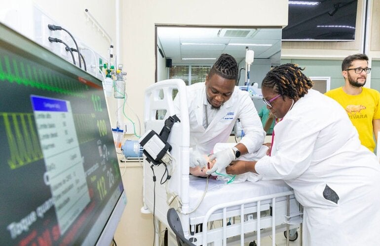 Tutores da Guiana e do Caribe aprendem técnicas e metodologias de simulação em Centro Colaborador da OPAS/OMS no Brasil