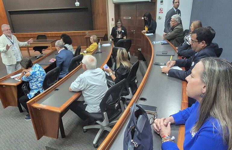 Armando De Negri Filho, representante de la OPS en Venezuela, en el panel "Alianzas en Salud", en el VI Foro de Sostenibilidad