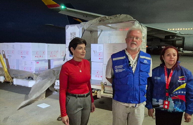La vicepresidenta sectorial Gabriela Jiménez, el representante de la OPS en Venezuela Armando de Negri y la viceministra Luz Rodríguez recibiendo un lote de vacunas en el aeropuerto internacional Simón Bolívar