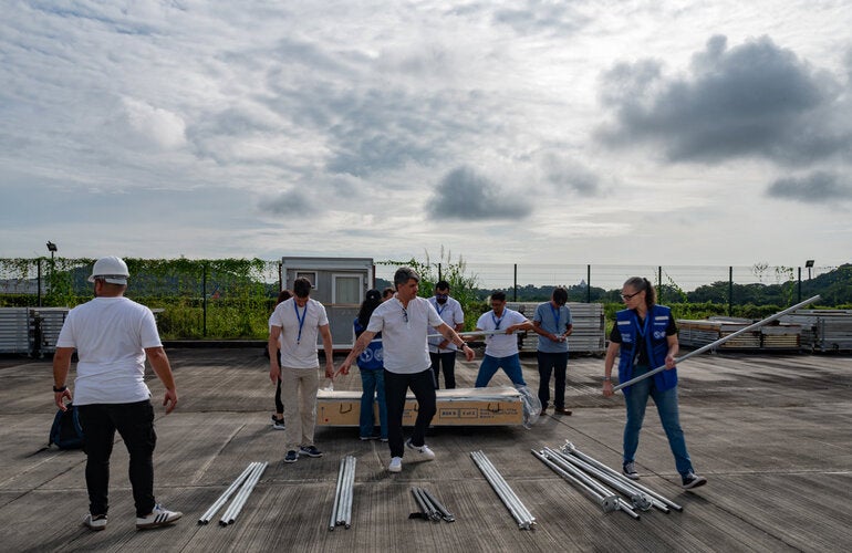 Armado de carpas durante el taller regional de respuesta ante emergencias 