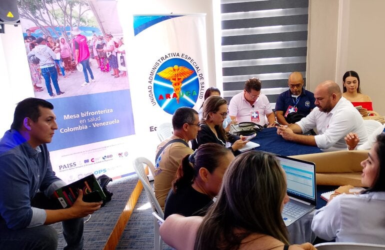 Personal en la reunin de salud frontera