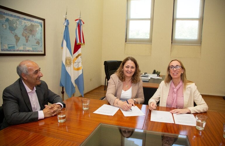 Foto de firma del acuerdo