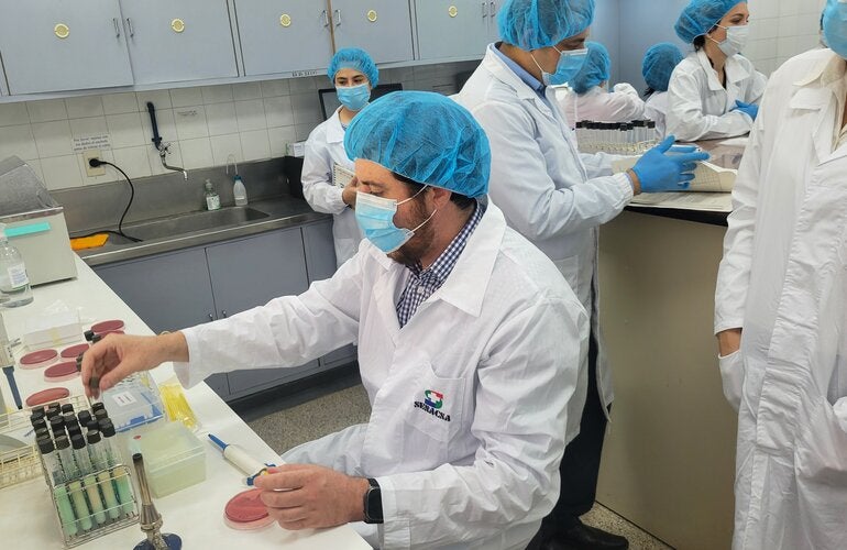 técnico de PANAFTOSA en laboratorio, en Paraguay, capacitando personal de laboratorio en inocuidad de alimentos