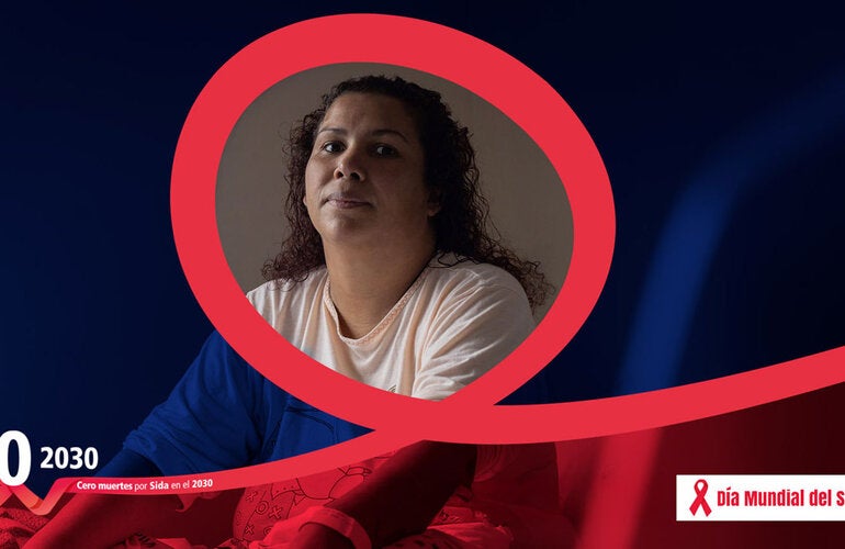 Mujer con el lazo rojo alrededor de su torso