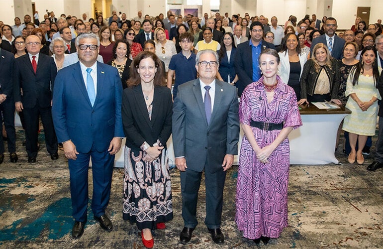 Fotografía de autoridades y participantes en la presentación oficial de la Política Nacional de Salud y sus Lineamientos Estratégicos 2026-2035