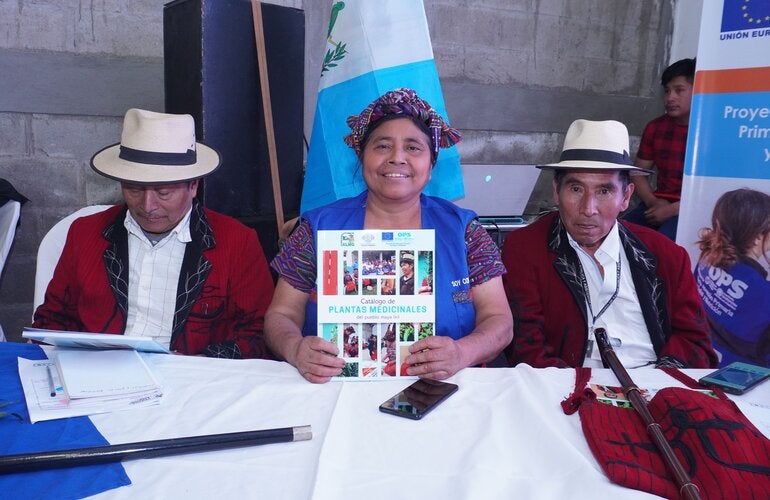 Abuela comadrona muestra el catálogo ixil