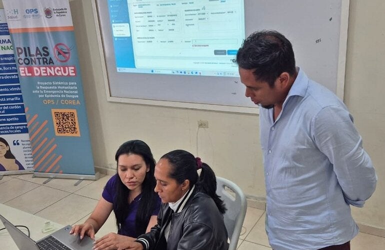 Personal de salud introduce datos en el SVS