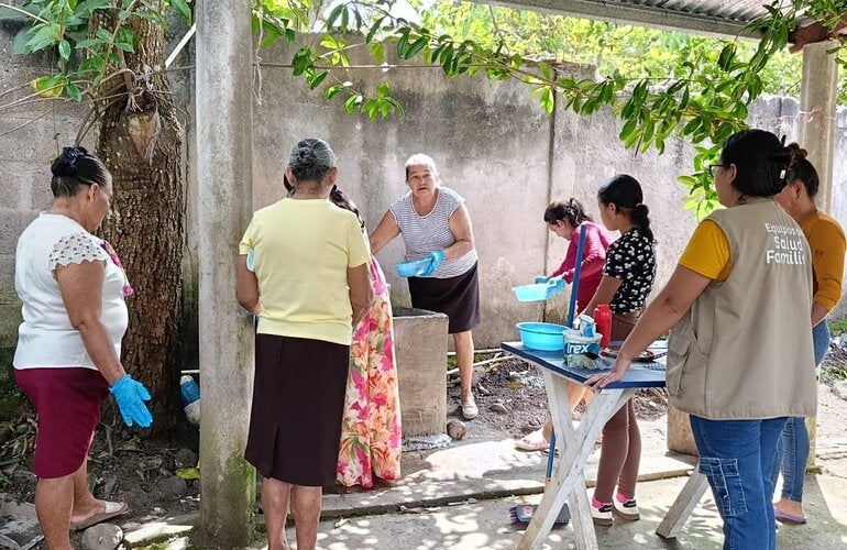Mujeres de la comunidad eliminando criaderos de zancudos