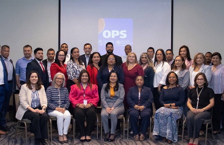Fotografía grupal de participantes en el taller nacional sobre el Sistema de Información de Recursos Humanos para la Salud (SIRHS).
