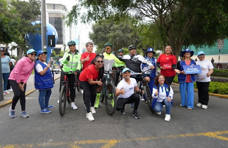 grupo de personas en activación física al aire libre