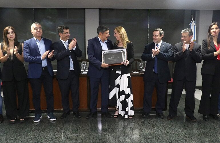 Foto de la entrega del reconocimiento