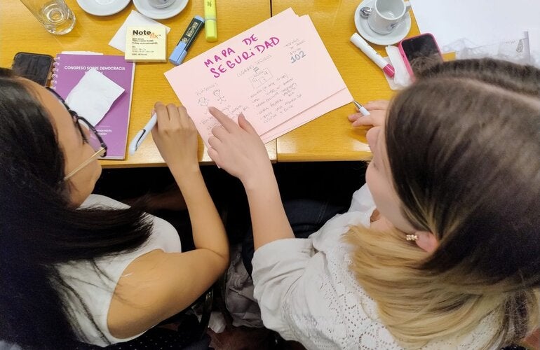 jovenes sentadas en una mesa