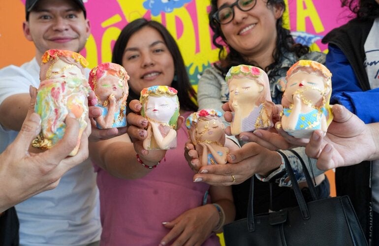 Particpantes del festival muesran sus