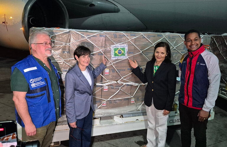 Armando De Negri, Gabriela Jiménez, Elivania Maria de Oliveira y Jesús Osteicochea reciben los insumos para pacientes renales en el aeropuerto de Maiquetía