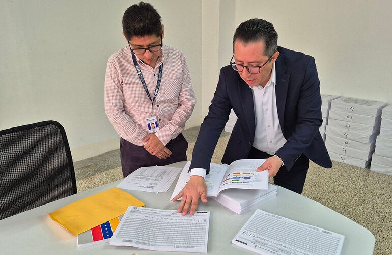 César García, asesor internacional de Enfermedades no Transmisibles de la OPS en Venezuela, junto a Ever Gutiérrez, director técnico nacional del Instituto Nacional de Nutrición