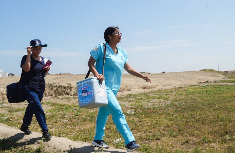 mujer caminando en campo