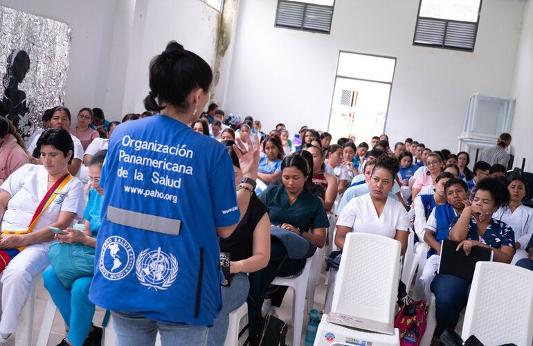 Personas en capacitacion de fiebre amarilla